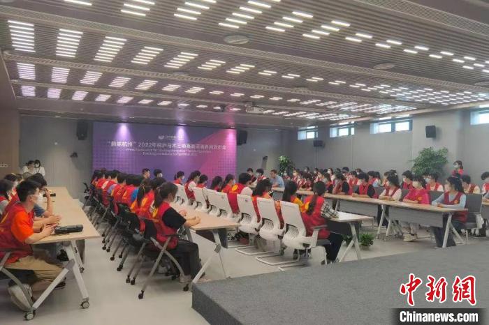 志愿者进行培训。　黄强 摄