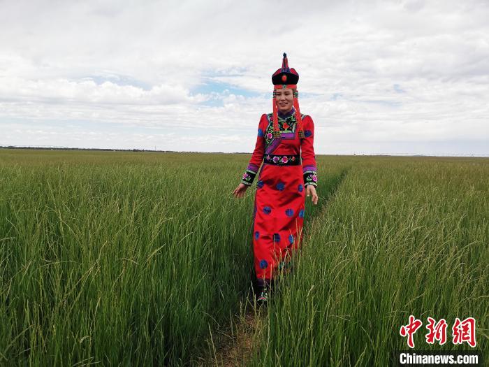 图为基地美景吸引游客拍照打卡。　吕志敏 摄