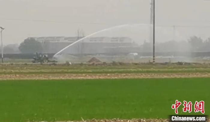 天津农民发明田间“神器”:“锄禾”不再“汗滴土”