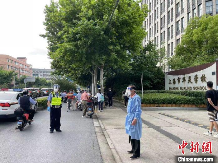 （上海战疫录）上海高三、高二年级学生返校警方全力确保复学安全有序