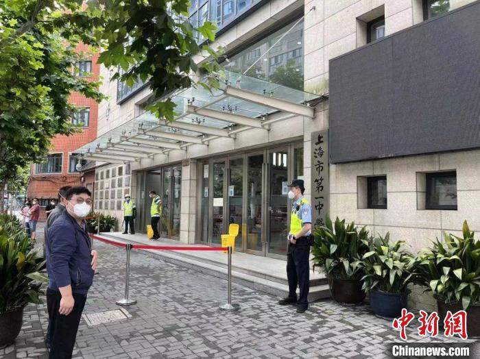 各辖区派出所联合相关部门，开展拉网式安全检查，重点检查学校内部保卫力量等。　张琦 摄