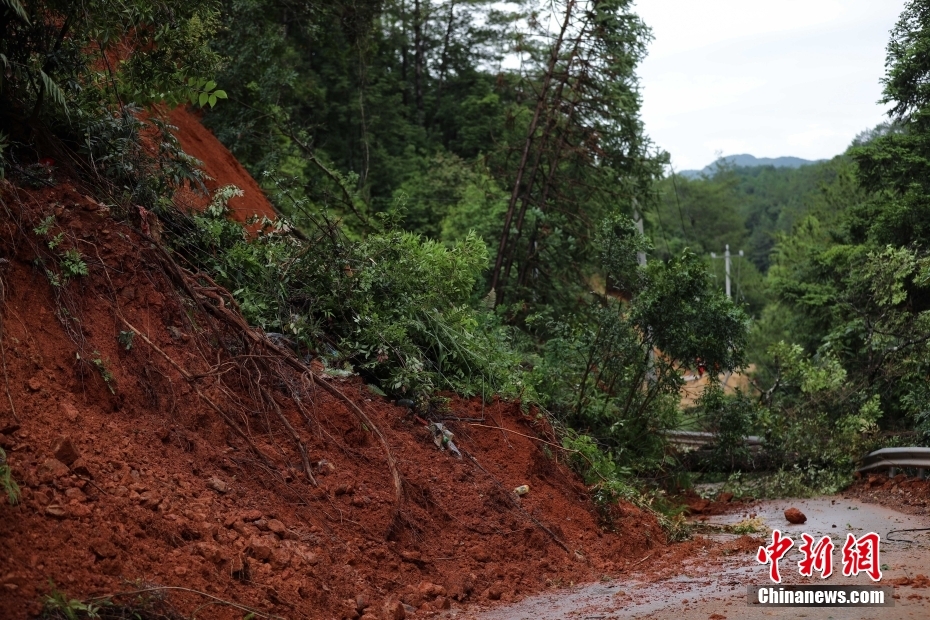 图为6月7日,福建省长汀县羊牯乡发生山体塌方。 <a target= 图为6月7日,福建省长汀县羊牯乡发生山体塌方。 <a target=