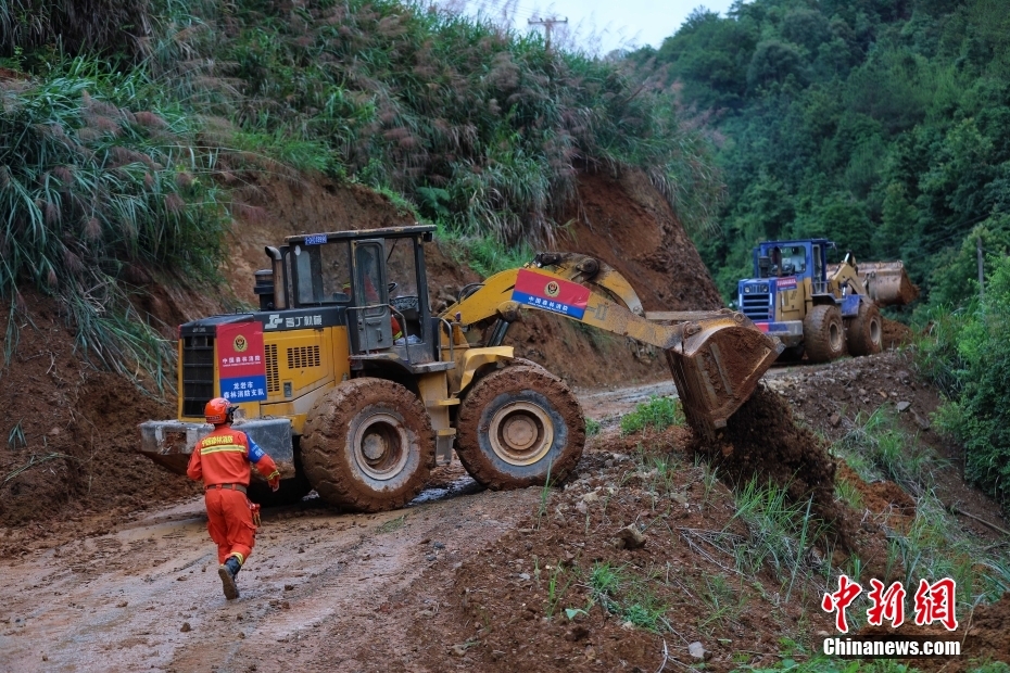 图为6月7日,福建森林消防指战员在长汀县动用大型机械配合清理路障。 <a target= 图为6月7日,福建森林消防指战员在长汀县动用大型机械配合清理路障。 <a target=