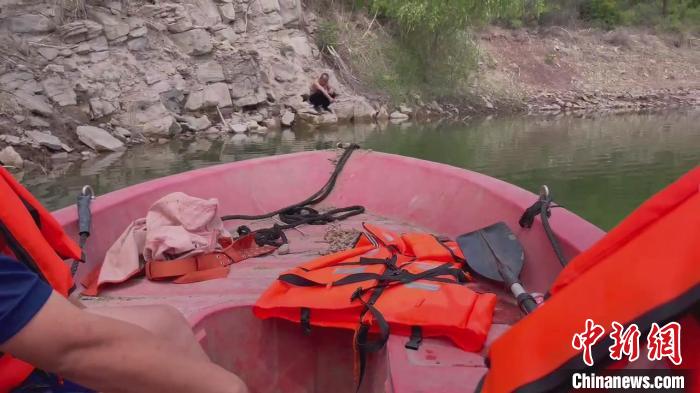 山西晋中太谷：男子轻生瞬间消防员飞身跳水将其救起