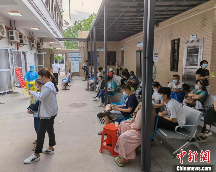 海南医学院第一附属医院发热门诊候诊的患者。 海南医学院第一附属医院供图 海南医学院第一附属医院发热门诊候诊的患者。 海南医学院第一附属医院供图