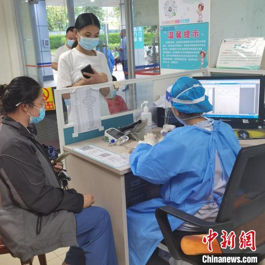 海南省人民医院发热门诊医护人员正在看诊。 海南省人民医院供图 海南省人民医院发热门诊医护人员正在看诊。 海南省人民医院供图