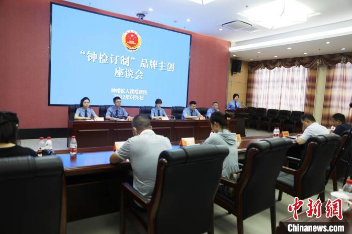 家庭教育普法剧《爱的家长会》引爆网络,主创人员亮相。 黄敏 摄 家庭教育普法剧《爱的家长会》引爆网络,主创人员亮相。 黄敏 摄