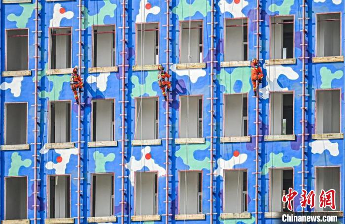 基地内的综合训练楼。 四川消防供图 基地内的综合训练楼。 四川消防供图