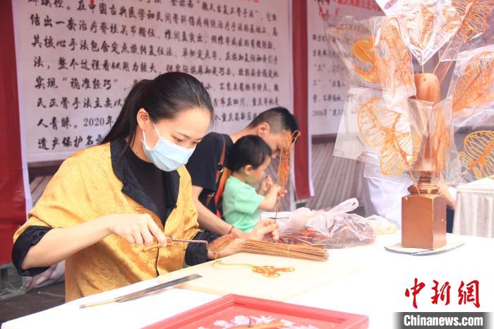 在重庆古镇听非遗“走马民间故事”汇四海、传世界