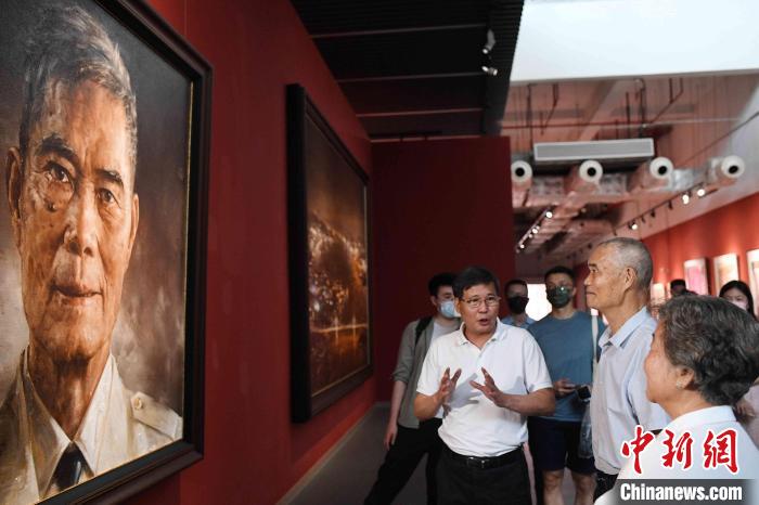 麦贤得参观广东画院。　陈楚红 摄