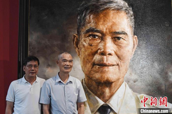 “人民英雄”麦贤得广东画院参观鼓励青年为人民服务