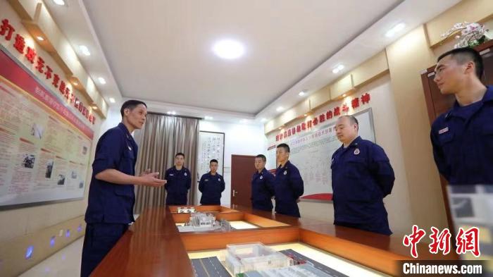 图为李长春(左一)和同事们(资料图) 武汉消防供图