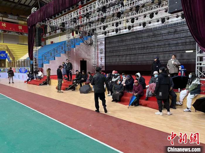 马尔康市民众地震后被疏散安置到体育馆。 成都高新减灾研究所供图 马尔康市民众地震后被疏散安置到体育馆。 成都高新减灾研究所供图