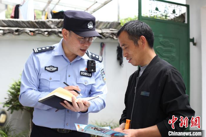 安徽黟县：基层民警何成宏从警20年赤胆忠肝铸警魂