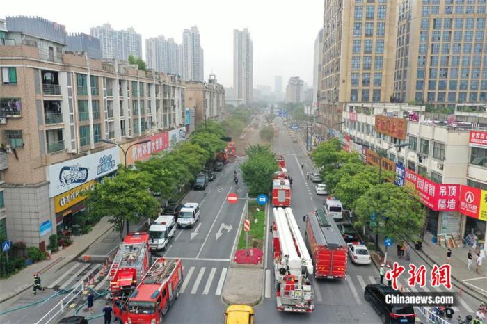 火灾事发地航拍画面。干儒森 摄