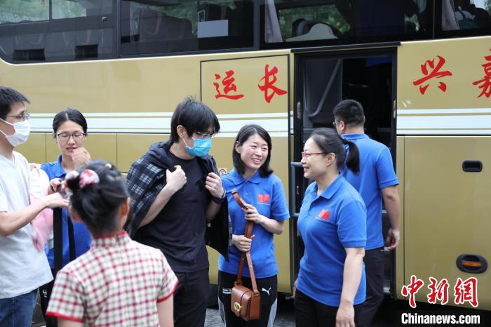 医疗队队员与家人朋友告别 谢震宇 摄