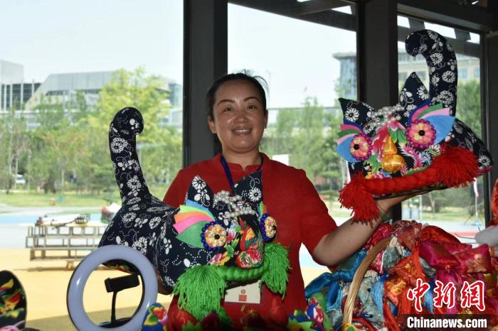 图为展示的布老虎。　王宇 摄