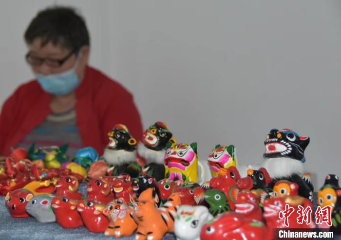 图为泥咕咕展示。　王宇 摄