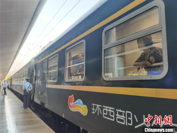 图为“环西部火车游·崆峒号”列车上的首发乘客。　杨娜 摄