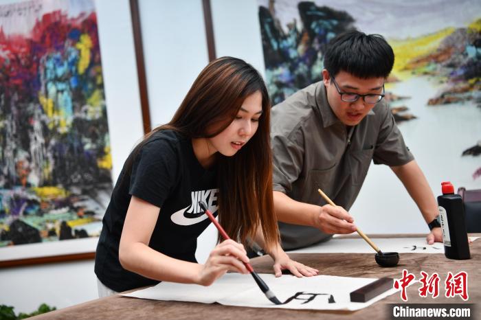 邓薏琳参加成都体育学院学生会活动，学习中国文化。　张浪 摄
