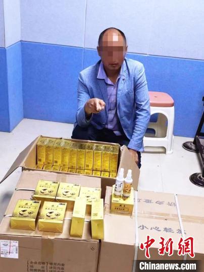 图为张某某因涉嫌非法销售假药被永善警方采取刑事强制措施。　永善县公安局供图