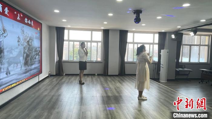 学生正在进行汇报表演。　杨静 摄