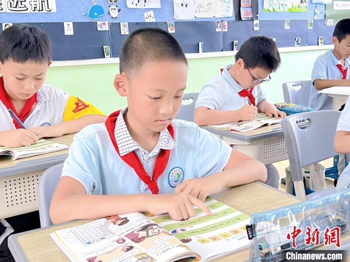 杭州一小学生发现英语课本有“错误”质疑精神获出版社肯定