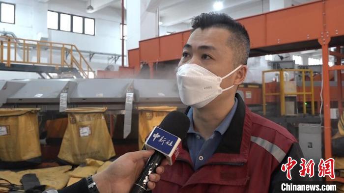 某快递松江大港公司负责人司马文钦接受记者采访 张践 摄 某快递松江大港公司负责人司马文钦接受记者采访 张践 摄