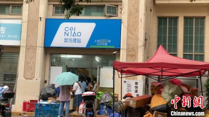 上海某小区快递点门前居民排队进入拿快递 张践 摄 上海某小区快递点门前居民排队进入拿快递 张践 摄