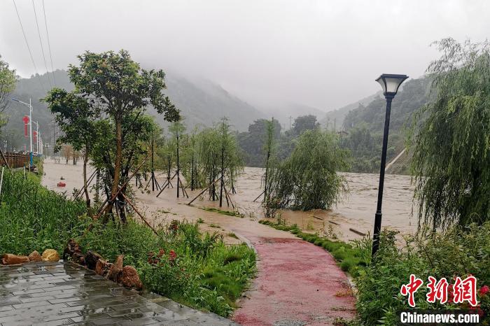 雁石镇多路段积水严重。 新罗区融媒体中心供图 雁石镇多路段积水严重。 新罗区融媒体中心供图