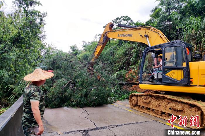 道路溜方,交通部门全力抢修。 新罗区融媒体中心供图 道路溜方,交通部门全力抢修。 新罗区融媒体中心供图