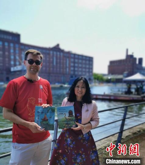 周俊博士向杜伊斯堡中国事务部主任吕海阁先生赠书。　德国明斯特中国研究中心供图。