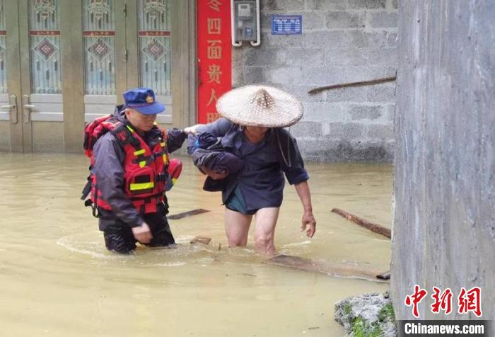 图为综合应急救援队紧急转移受灾群众 巴马应急管理局供图