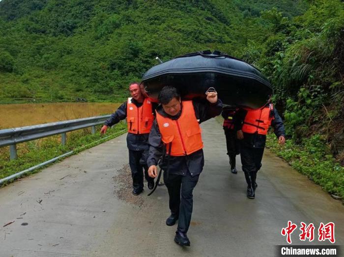 图为综合应急救援队运送橡皮艇赶往受灾点救灾 巴马应急管理局供图
