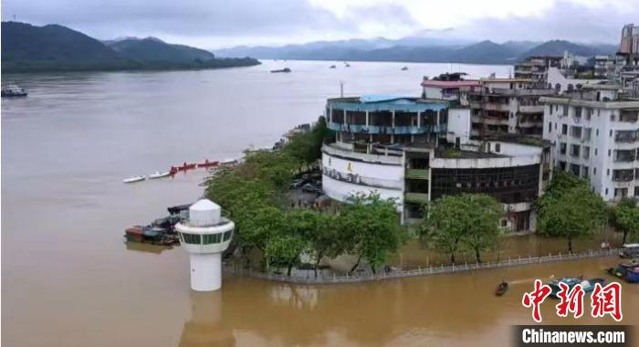 广东肇庆封开西江水位快速上涨深夜将现洪峰水位