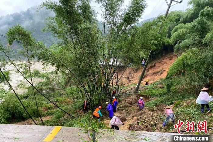 新罗区国道235线苏坂镇合溪村路段发生路基坍塌，工程技术人员到现场全力开展应急抢修处理。　新罗区融媒体中心供图