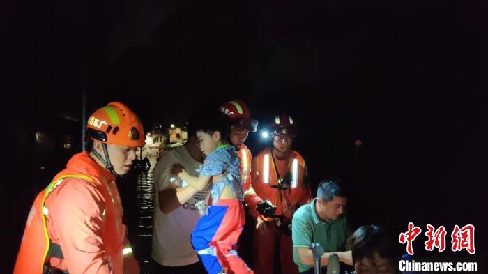 广东龙川多地发生山体滑坡转移群众16887人