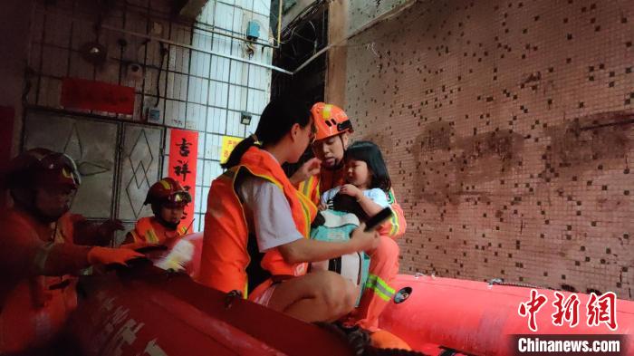 图为救援现场。 龙川县应急指挥部 供图 图为救援现场。 龙川县应急指挥部 供图