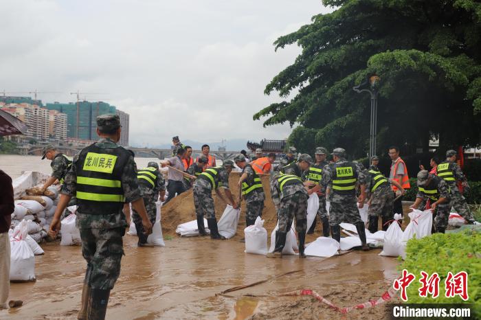 图为开展抢险救灾。 龙川县应急指挥部 供图 图为开展抢险救灾。 龙川县应急指挥部 供图