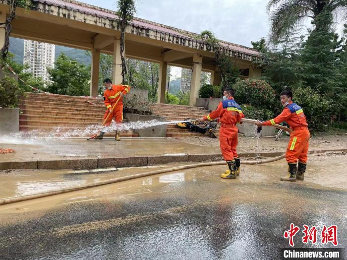 福建三明消防开展街道清淤协助民众灾后重建