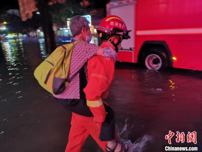 洪峰过境广东肇庆致多处被淹消防救援人员坚守抢险一线