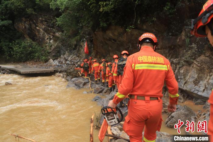 徒步20公里的11小时救援:为了45名受困村民