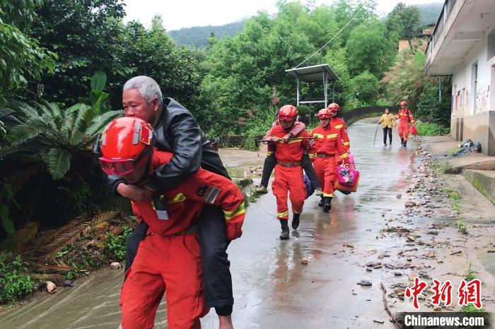 森林消防开始转移村民。 吴皓 摄 森林消防开始转移村民。 吴皓 摄