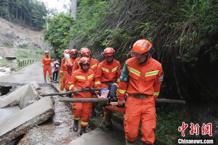 森林消防队员用担架护送行动不便老人。 吴皓 摄 森林消防队员用担架护送行动不便老人。 吴皓 摄