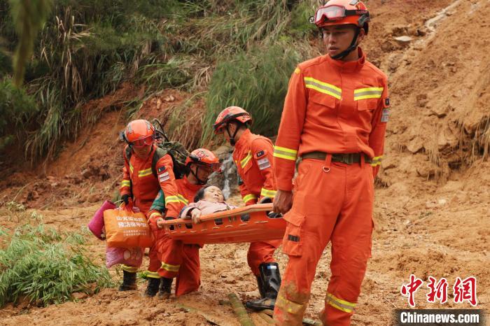森林消防队员用担架转移行动不便的老人。 吴皓 摄 森林消防队员用担架转移行动不便的老人。 吴皓 摄
