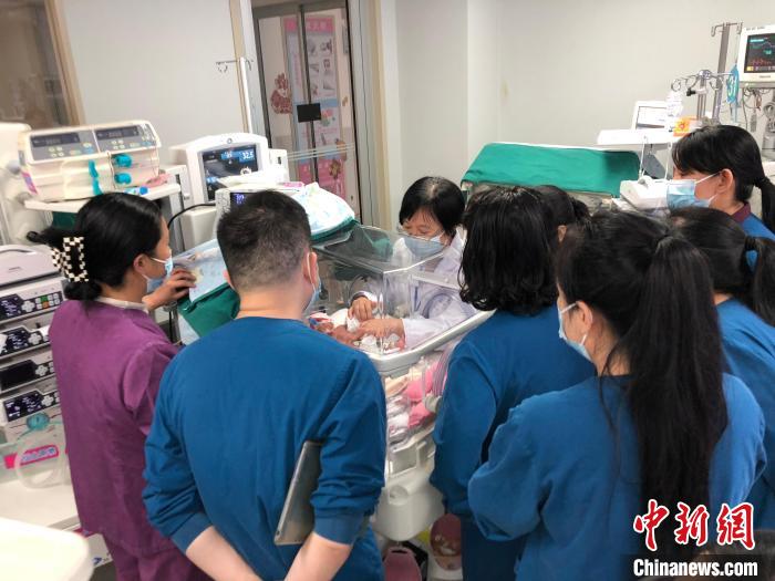 图为医护人员在查看小午的身体状况。 广西妇幼保健院供图 图为医护人员在查看小午的身体状况。 广西妇幼保健院供图