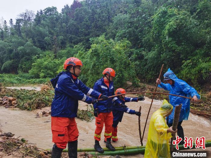 图为挺进失联村庄时,救援人员帮助地方人员过搭设的竹桥。 司寒杰 摄 图为挺进失联村庄时,救援人员帮助地方人员过搭设的竹桥。 司寒杰 摄