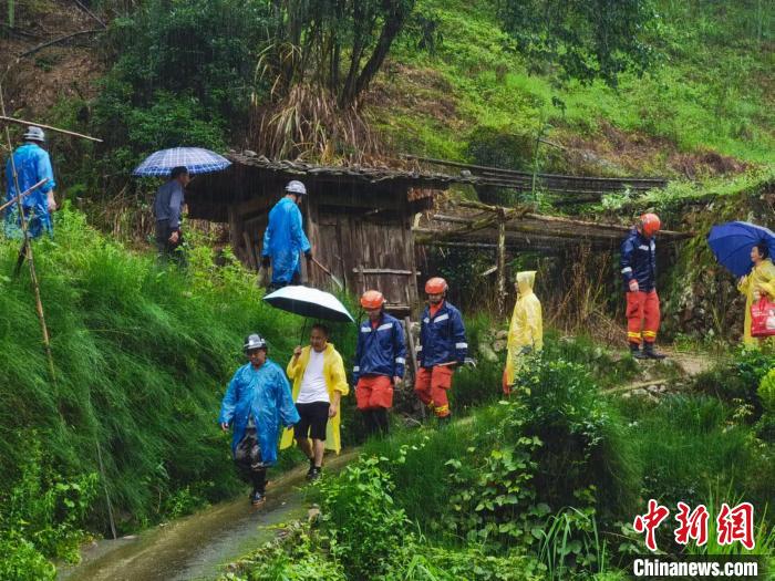 图为在地方人员的带领下,救援人员到达失联村庄。 司寒杰 摄 图为在地方人员的带领下,救援人员到达失联村庄。 司寒杰 摄