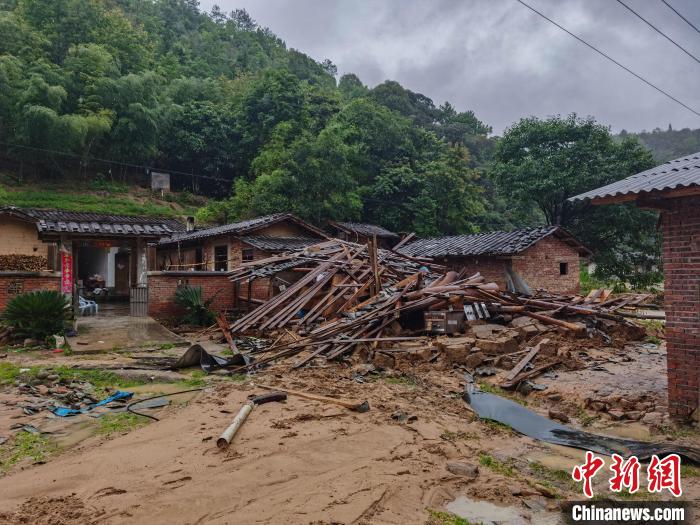 图为进入失联村庄后现场倒塌的房屋。 柳翔 摄 图为进入失联村庄后现场倒塌的房屋。 柳翔 摄