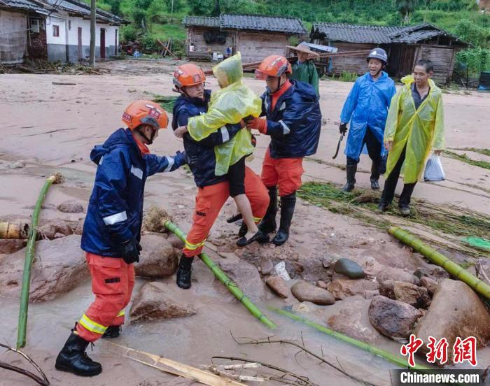 图为在转移过程中,救援人员抱起受困人员跨过急流。 司寒杰 摄 图为在转移过程中,救援人员抱起受困人员跨过急流。 司寒杰 摄